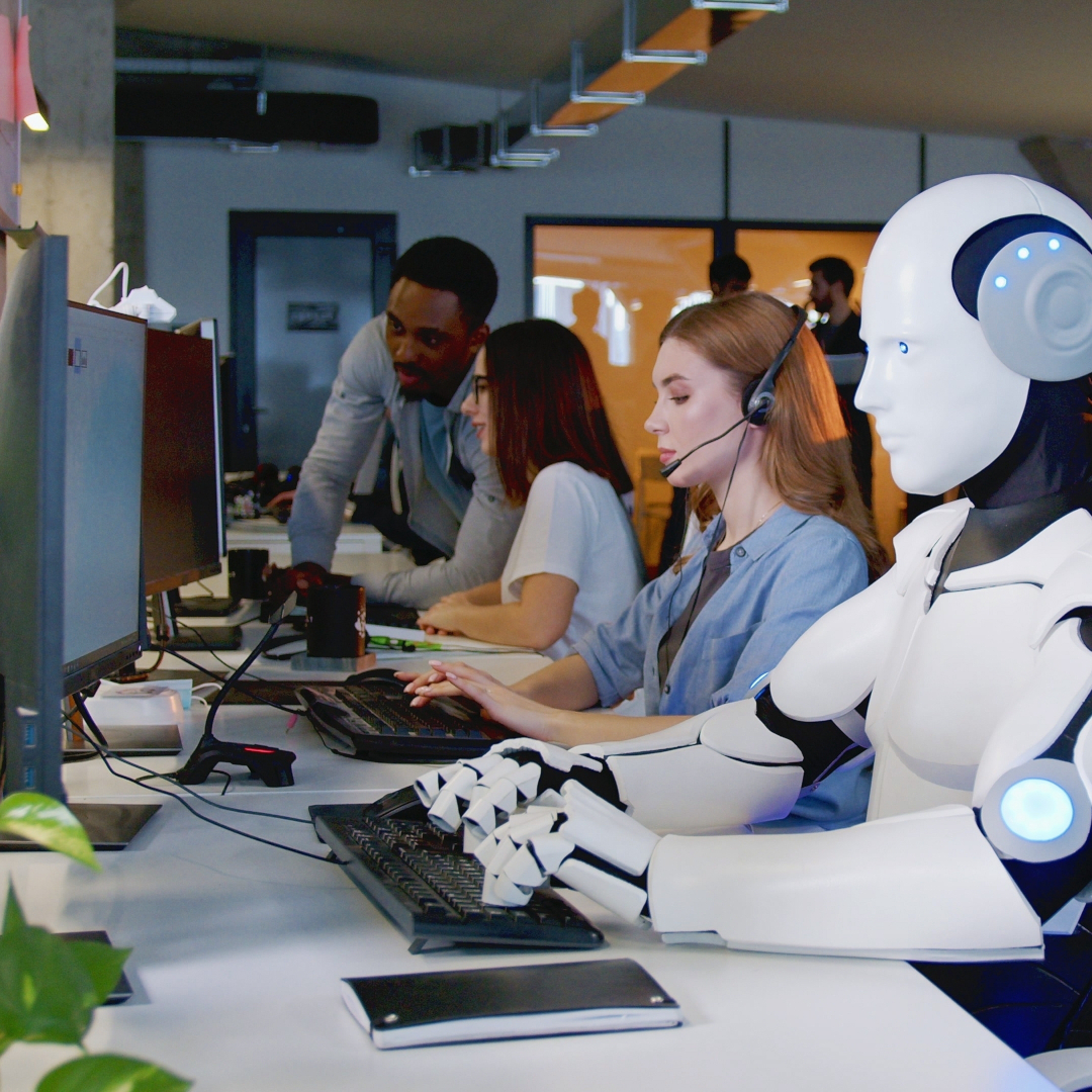 Ein Roboter arbeitet zusammen mit Menschen in einem Büro.