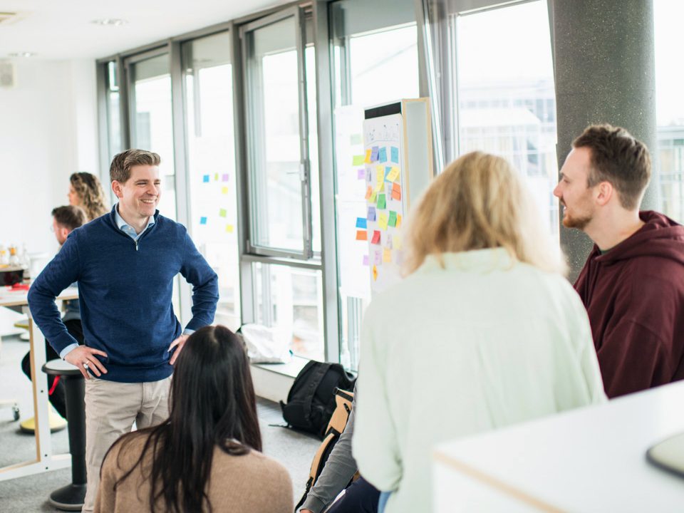 Foto von Dr. Michael Köpf der in seinem consilica Workshop mit seinen Teilnehmern spricht.